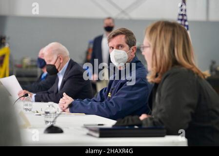 Mayfield, United States Of America. 15th Dec, 2021. Mayfield, United States of America. 15 December, 2021. U.S. FEMA Administrator Deanne Criswell, right, and Kentucky Governor Andy Beshear, center, during a briefing on the recent devastating tornados at the Mayfield Graves County Airport December 15, 2021 in Mayfield, Kentucky. Sitting from left to right are: Secretary of Homeland Security Alejandro Mayorkas, President Joe Biden, Kentucky Governor Andy Beshear and FEMA Administrator Deanne Criswell. Credit: Alexis Hall/FEMA/Alamy Live News Stock Photo