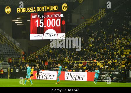 Dortmund, Germany. 15th Dec, 2021. Football: Bundesliga, Borussia Dortmund - SpVgg Greuther Fürth, Matchday 16, at Signal Iduna Park. The scoreboard shows that there are 15,000 spectators in the stadium. IMPORTANT NOTICE: In accordance with the regulations of the DFL Deutsche Fußball Liga and the DFB Deutscher Fußball-Bund, it is prohibited to use or have used photographs taken in the stadium and/or of the match in the form of sequence pictures and/or video-like photo series. Credit: Bernd Thissen/dpa/Alamy Live News Stock Photo
