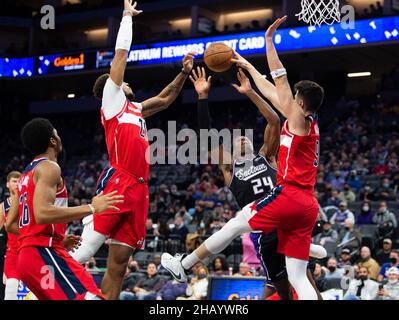 Sacramento, CA, USA. 15th Dec, 2021. Washington Wizards forward Deni Avdija (9) blocks shot by Sacramento Kings guard Buddy Hield (24) in the first half during a game at the Golden 1 Center on Wednesday, Dec 15, 2021, in Sacramento. (Credit Image: © Paul Kitagaki Jr./ZUMA Press Wire) Stock Photo