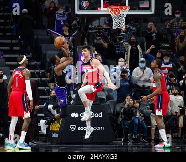 Sacramento, CA, USA. 15th Dec, 2021. Sacramento Kings guard De'Aaron Fox (5) shoots a basket defended by Washington Wizards forward Deni Avdija (9) in the second half during a game at the Golden 1 Center on Wednesday, Dec 15, 2021, in Sacramento. (Credit Image: © Paul Kitagaki Jr./ZUMA Press Wire) Stock Photo