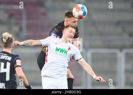 Willi ORBAN, RB Leipzig 4  compete for the ball, tackling, duel, header, zweikampf, action, fight against Andre HAHN, FCA 28  in the match FC AUGSBURG - RB LEIPZIG 1-1 1.German Football League on dec 15, 2021 in Augsburg, Germany. Season 2021/2022, matchday 16, 1.Bundesliga, 16.Spieltag. © Peter Schatz / Alamy Live News    - DFL REGULATIONS PROHIBIT ANY USE OF PHOTOGRAPHS as IMAGE SEQUENCES and/or QUASI-VIDEO - Stock Photo