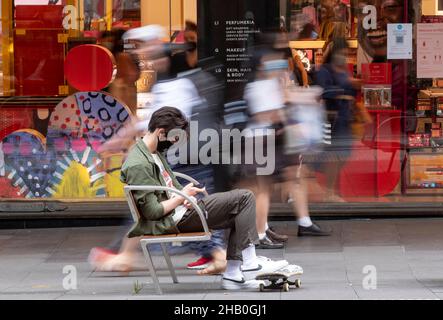 Sydney. 16th Dec, 2021. A man rests outside a shopping center in Sydney, Australia on Dec. 16, 2021. As Australians crowd into shopping centers to buy last-minute Christmas presents and prepare to gather with their families over the summer holidays, the nation is simultaneously facing a looming wave of the Omicron variant of COVID-19.TO GO WITH 'Roundup: Omicron wave looms over Aussie Christmas, experts urge caution on health measures' Credit: Bai Xuefei/Xinhua/Alamy Live News