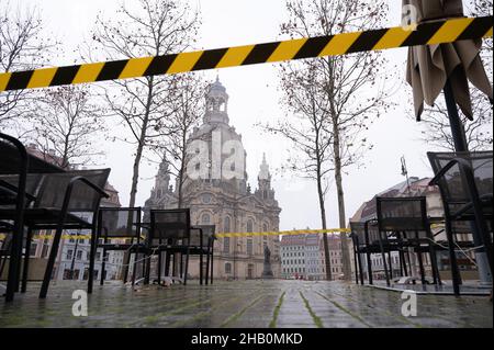 Dresden, Germany. 16th Dec, 2021. A yellow and black barrier tape hangs on the Neumarkt in front of the Frauenkirche. Credit: Sebastian Kahnert/dpa-Zentralbild/dpa/Alamy Live News Stock Photo