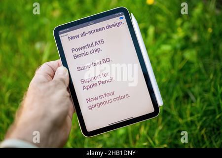 hand showing the specifications with A15 chip, 5g, Screen Design on the apple.com website Stock Photo