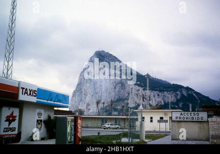 La Linea 1991 border crossing to Gibraltar from Spanish side - Acceso Prohibido sign Stock Photo