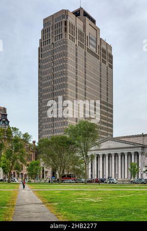 Connecticut Financial Center, towering over City Hall on the east side of New Haven Green, was built in 1990, designed by Crang and Boake. Stock Photo