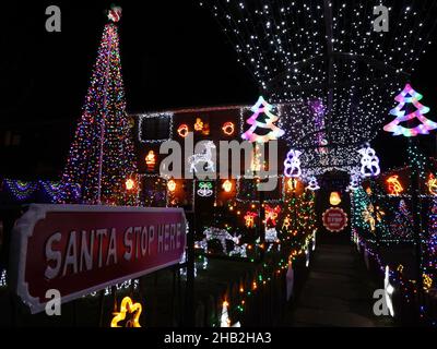 Loughborough, Leicestershire, UK. 16th December 2021.  Extravagant Christmas decorations and lights on a house in the Nanpantan area of Loughborough. Credit Darren Staples/Alamy Live News. Stock Photo