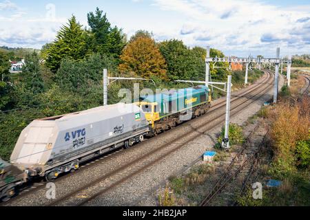 UK, England, Berkshire, Padworth Village, Freightliner Class 66 No 66616 heading Freight Train on the Main Line between Reading and Newbury Stock Photo