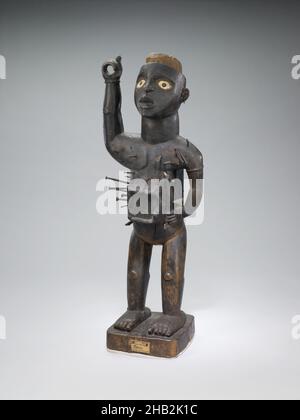 Power Figure (nkisi nkondi), Unidentified Kongo artist, before 1908, Wood, iron, porcelain, glass, resin, Central Africa, Republic of the Congo, Africa, Central Africa, Democratic Republic of Congo, Africa, Cabinda province, Central Africa, Angola, Africa, Sculpture, wood, height: 25 1/4 in. (64.1 cm Stock Photo