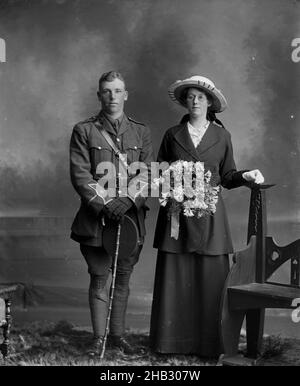 Wedding portrait of Edmund Colin Nigel Robinson and Mary Read, Berry & Co, photography studio, 11 September 1915, Wellington, black-and-white photography, Edmund Colin Nigel Robinson and Mary Robinson Stock Photo