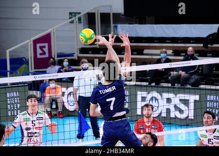 Trento, Italy. 16th Dec, 2021. Ahmet Tumer (Fenerbahce HDI Istanbul) during Itas Trentino vs Fenerbahce HDI Istanbul, CEV Champions League volleyball match in Trento, Italy, December 16 2021 Credit: Independent Photo Agency/Alamy Live News Stock Photo