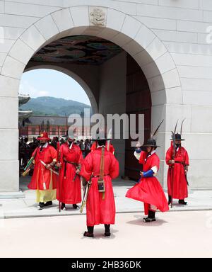 Changing of the Royal Guards Ceremony at the Gwanghwamun Gate at the Gyeongbokgung Palace in Seoul, South Korea. Stock Photo