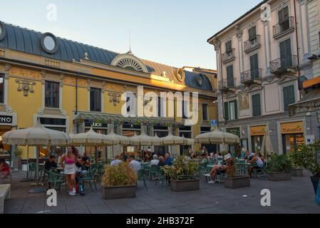 Alessandria: people sitting at the tables of a cafe in the city center for an aperitif Stock Photo