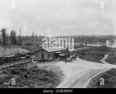 Station, Reefton, Muir & Moodie studio, photography studio, New Zealand, black-and-white photography, Railway station and train arriving from Greymouth Stock Photo