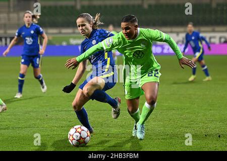 Wolfsburg, Germany. 16th Dec, 2021. Football, Women: Champions League, VfL Wolfsburg - Chelsea FC, group stage, group A, matchday 6 at AOK Stadion. Wolfsburg's Shanice van de Sanden (r) plays against Chelsea's Guro Reiten. Credit: Swen Pförtner/dpa/Alamy Live News Stock Photo