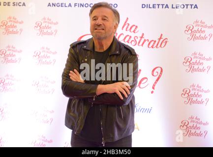 Naples, Italy. 16th Dec, 2021. Christian De Sica pose during a photocall session for the Christmas film 'Chi ha incastrato Babbo Natale?' at Happy MaxiCinema of Afragola in Naples, Italy. (Photo by Mariano Montella/Pacific Press) Credit: Pacific Press Media Production Corp./Alamy Live News Stock Photo