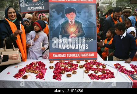 Lahore, Punjab, Pakistan. 16th Dec, 2021. Pakistani Activists of Rawadari Tehreek enlightening the candles during candle lights vigil ceremony in the remembrance of the Martyrs Teachers and Students of Army Public School (APS) Peshawar incident in Lahore. An attack on the Army Public School (APS) in the city of Peshawar, where more than 150 students were killed when Taliban gunmen overran on December 16, 2014. (Credit Image: © Rana Sajid Hussain/Pacific Press via ZUMA Press Wire) Credit: ZUMA Press, Inc./Alamy Live News Stock Photo
