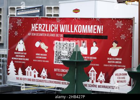 Berlin, Berlin-Charlottenburg, Germany. 16th Dec, 2021. Berlin: Christmas market on Breitscheidplatz (Credit Image: © Simone Kuhlmey/Pacific Press via ZUMA Press Wire) Credit: ZUMA Press, Inc./Alamy Live News Stock Photo