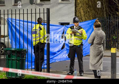 London, UK. 16 December 2021.  Police are working throughout the night at a Collingwood Road house investigating the cause of the fire, which killed four children on Thursday evening. Credit: Xiu Bao/Alamy Live News Stock Photo