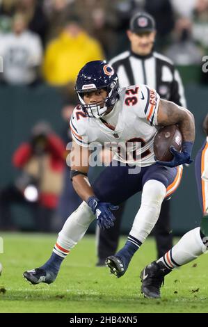 Green Bay, Wisconsin, USA. 12th Dec, 2021. Chicago Bears running back David Montgomery #32 runs the ball during NFL football game between the Chicago Bears and the Green Bay Packers at Lambeau Field in Green Bay, Wisconsin. Packers defeated Bears 45-30. Kirsten Schmitt/CSM/Alamy Live News Stock Photo