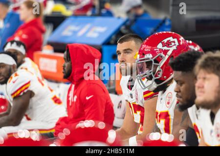 Inglewood, USA. 16th Dec, 2021. American football: NFL professional league, Los Angeles Chargers - Kansas City Chiefs, main round, main round games, Game 15, SoFi Stadium. Chiefs tight end Travis Kelce (M) is on the bench. Credit: Maximilian Haupt/dpa/Alamy Live News Stock Photo