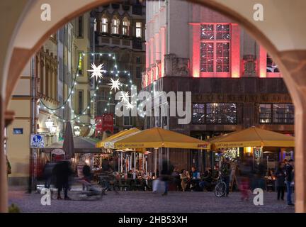 Leipzig, Germany. 15th Dec, 2021. Fairy lights hang over the Barfußgässchen in Leipzig's city centre. At Christmas time, the Transport and Public Works Department installs around 5,300 lamps in the streets and alleys of the city centre in addition to the public lighting. More than half of these are now energy-efficient LED lamps. Garlands of lights, Herrnhut stars and other Christmas motifs create a festive atmosphere. Along the Promenadenring there are around 174 fairy lights. Credit: Jan Woitas/dpa-Zentralbild/ZB/dpa/Alamy Live News Stock Photo