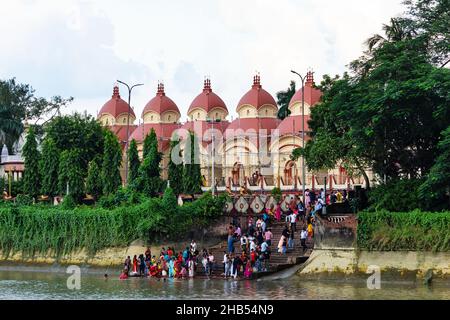 View Dakshineswar Kali Temple and devotees taking bath in Hooghly river, Kolkata, West Bengal, India. Stock Photo