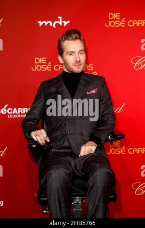 Leipzig, Germany. 16th Dec, 2021. Samuel Koch comes to the 27th José Carreras Gala from Leipzig, The show is broadcast live on MDR. International and national stars perform for the fight against leukemia and other blood and bone marrow diseases. Credit: Gerald Matzka/dpa/Alamy Live News Stock Photo