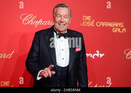 Leipzig, Germany. 16th Dec, 2021. Roland Kaiser comes to the 27th José Carreras Gala from Leipzig, The show is broadcast live on MDR. International and national stars perform for the fight against leukemia and other blood and bone marrow diseases. Credit: Gerald Matzka/dpa/Alamy Live News Stock Photo