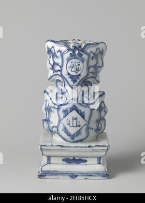 Vase with Arabic inscription, Vase in the shape of a rock with Arabic inscription and scrolls, Vase of porcelain in the shape of a rock and on a square base, painted in underglaze blue. On the wall floral scrolls in relief and cartouches with an Arabic inscription. Marked on the bottom with the six-character mark of Emperor Zhengde in a double rectangle. Ming porcelain in blue and white., anonymous, China, c. 1506 - c. 1521, porcelain, glaze, painting, vitrification, height 24.8 cmlength 13 cm × width 9.8 cm Stock Photo