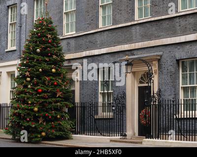 London, UK, 14th December 2021. No 10 Downing Street is decorated with a traditional Christmas tree and a wreath for the festive season. Stock Photo