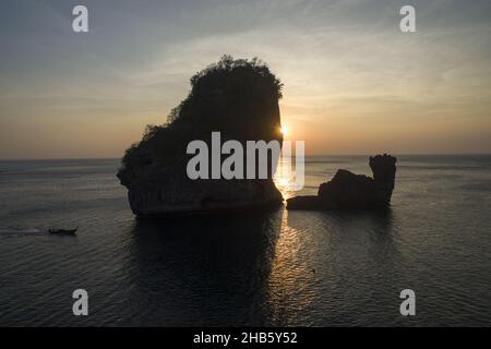 Silhouettes of the cliffs in the ocean during sunset. Ko Phi Phi Don, Thailand. Stock Photo