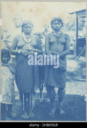 Surinamese Caribbean, Caräiben (title on object), Two standing posing young Surinamese Caribbean women. Part of the Doijer family photo album, Souvenir de Voyage (part 1), in and around the Ma Retraite plantation in Suriname in the years 1906-1913., Hendrik Doijer (attributed to), Suriname, 1906 - 1913, photographic support, cyanotype, height 162 mm × width 116 mm Stock Photo