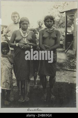 Surinamese Caribbean, Caräiben (title on object), Two standing posing young Surinamese Caribbean women. Part of the photo album of the Doijer family, Souvenir de Voyage (part 1), in and around the plantation Ma Retraite in Suriname in the years 1906-1913., Hendrik Doijer (attributed to), Suriname, 1906 - 1913, photographic support, gelatin silver print, height 168 mm × width 121 mm Stock Photo
