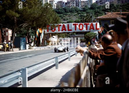 Formula One motor racing Monaco Grand Prix race 1961, Jo Bonnier, Porsche passing pits Stock Photo
