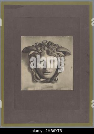 Mask of the head of Medusa, Medusa (title on object), anonymous, publisher: Verlag für Kunst und Wissenschaft (mentioned on object), Europe, publisher: München, 1897, cardboard, paper, collotype, height 269 mm × width 257 mm Stock Photo