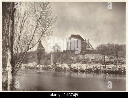 Snowy Château de Touffou in Bonnes, France, Bonnes, Château de Touffou (Vienne) (title on object), Jules Robuchon (mentioned on object), anonymous, Bonnes, publisher: Paris, publisher: Paris, 1880 - 1886, paper, height 153 mm × width 210 mm Stock Photo