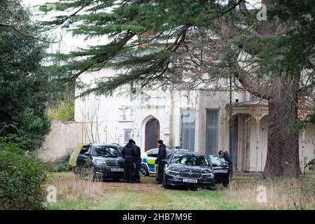 Hereford, Herefordshire, UK - Friday 17th December 2021 - Police officers search an empty property in the Venns Lane area of Hereford as part of their enquiry into missing person Janet Edwards - the 66 year old former nurse was last seen one week ago in Hereford on Friday 10th December 2021 - Photo Steven May / Alamy Live News Stock Photo