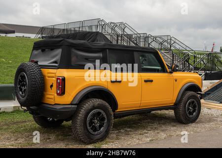 PONTIAC, MI/USA - SEPTEMBER 22, 2021: A 2021 Ford Bronco Badlands SUV at Motor Bella, at the M1 Concourse, near Detroit, Michigan. Stock Photo