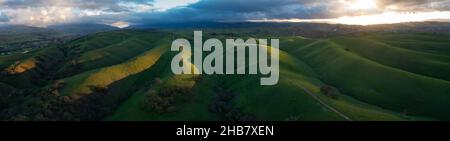 Low clouds drift over the rolling hills and vineyards in Livermore, California, just east of San Francisco Bay. Stock Photo