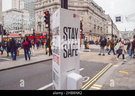 London, UK. 17th Dec, 2021. 'Stay Safe' signs with hand sanitizers have been installed in Oxford Circus, one of the capital's busiest areas, as the Omicron variant of COVID-19 spreads in the UK. Credit: SOPA Images Limited/Alamy Live News Stock Photo