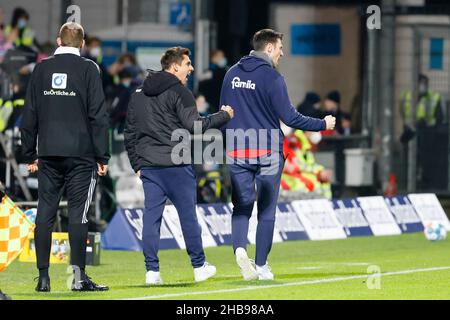 Kiel, Germany. 17th Dec, 2021. Football: 2nd Bundesliga, Holstein Kiel - FC St. Pauli, Matchday 18, Holstein Stadium. Kiel's coach Marcel Rapp (M) and Kiel's co-coach Fabian Boll clench their fists. Credit: Frank Molter/dpa - IMPORTANT NOTE: In accordance with the regulations of the DFL Deutsche Fußball Liga and/or the DFB Deutscher Fußball-Bund, it is prohibited to use or have used photographs taken in the stadium and/or of the match in the form of sequence pictures and/or video-like photo series./dpa/Alamy Live News Stock Photo