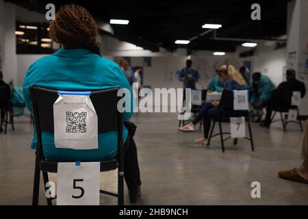 New York, United States. 18th Nov, 2021. On December 17, 2021, long lines at vaccination centers and mobile Covid-19 testing sites formed all over New York City, as the Omicron variant of the coronavirus surged and New Yorker recorded over 21,027 new cases, the highest single-day total since the pandemic began. (Photo by Michael Nigro/Sipa USA) Credit: Sipa USA/Alamy Live News Stock Photo