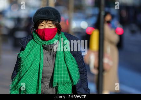 London, UK. 10th Dec, 2021. A woman wearing a face mask as a precaution against the spread of covid 19, as the number of cases of Omicron variant of Covid-19 virus rise to over 93,000. (Credit Image: © Dinendra Haria/SOPA Images via ZUMA Press Wire) Stock Photo