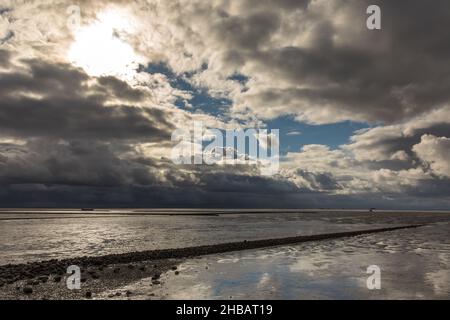 Dramatischer Himmel am Holmersiel Stock Photo