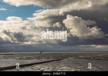 Dramatischer Himmel am Holmersiel Stock Photo