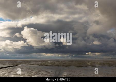 Dramatischer Himmel am Holmersiel Stock Photo