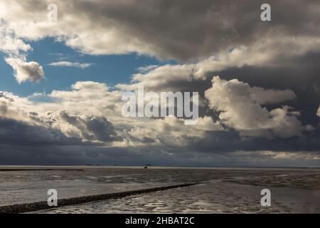 Dramatischer Himmel am Holmersiel Stock Photo