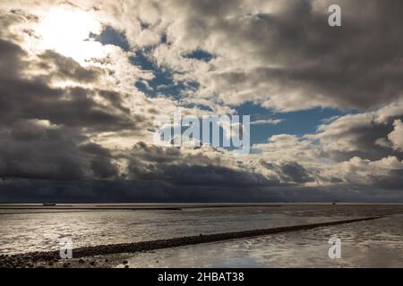 Dramatischer Himmel am Holmersiel Stock Photo