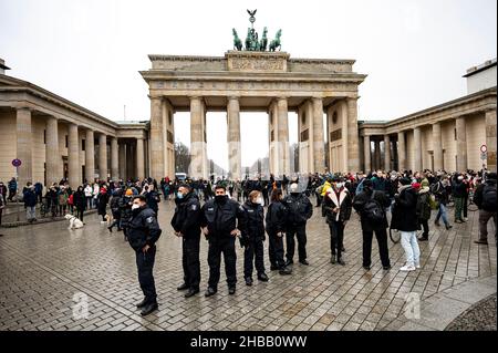 Berlin, Germany. 18th Dec, 2021. Berlin police are looking for participants of the banned demonstration of opponents of the Corona Rules at Berliner Platz. The demonstration had been banned by the Berlin police. Credit: Fabian Sommer/dpa/Alamy Live News Stock Photo